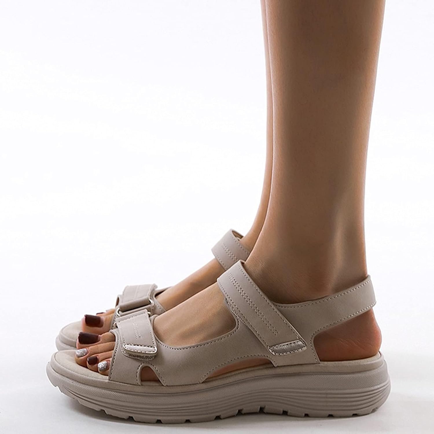 Damesandaler med justerbare remmer og sklisikker såle