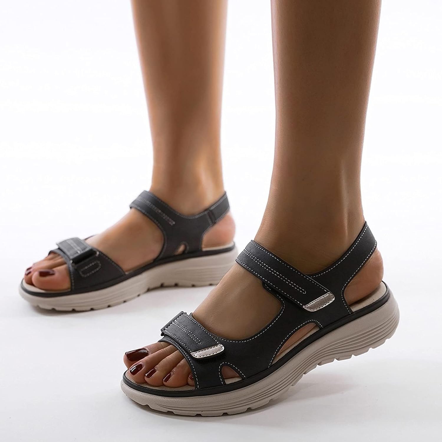 Damesandaler med justerbare remmer og sklisikker såle